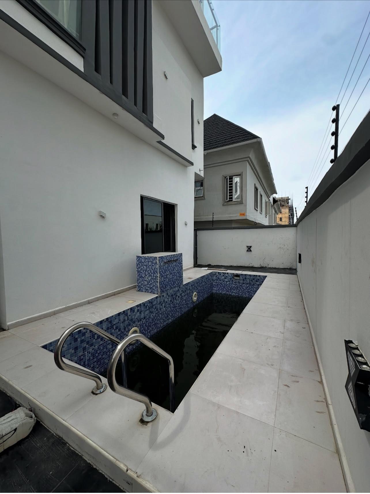 5BEDROOM FULLY DETACHED DUPLEX FOR SALE