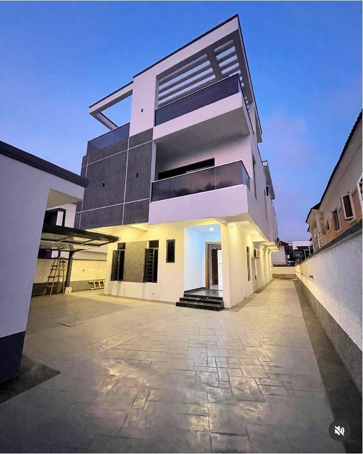 LUXURY 5BEDROOM FULLY DETACHED DUPLEX FOR SALE
