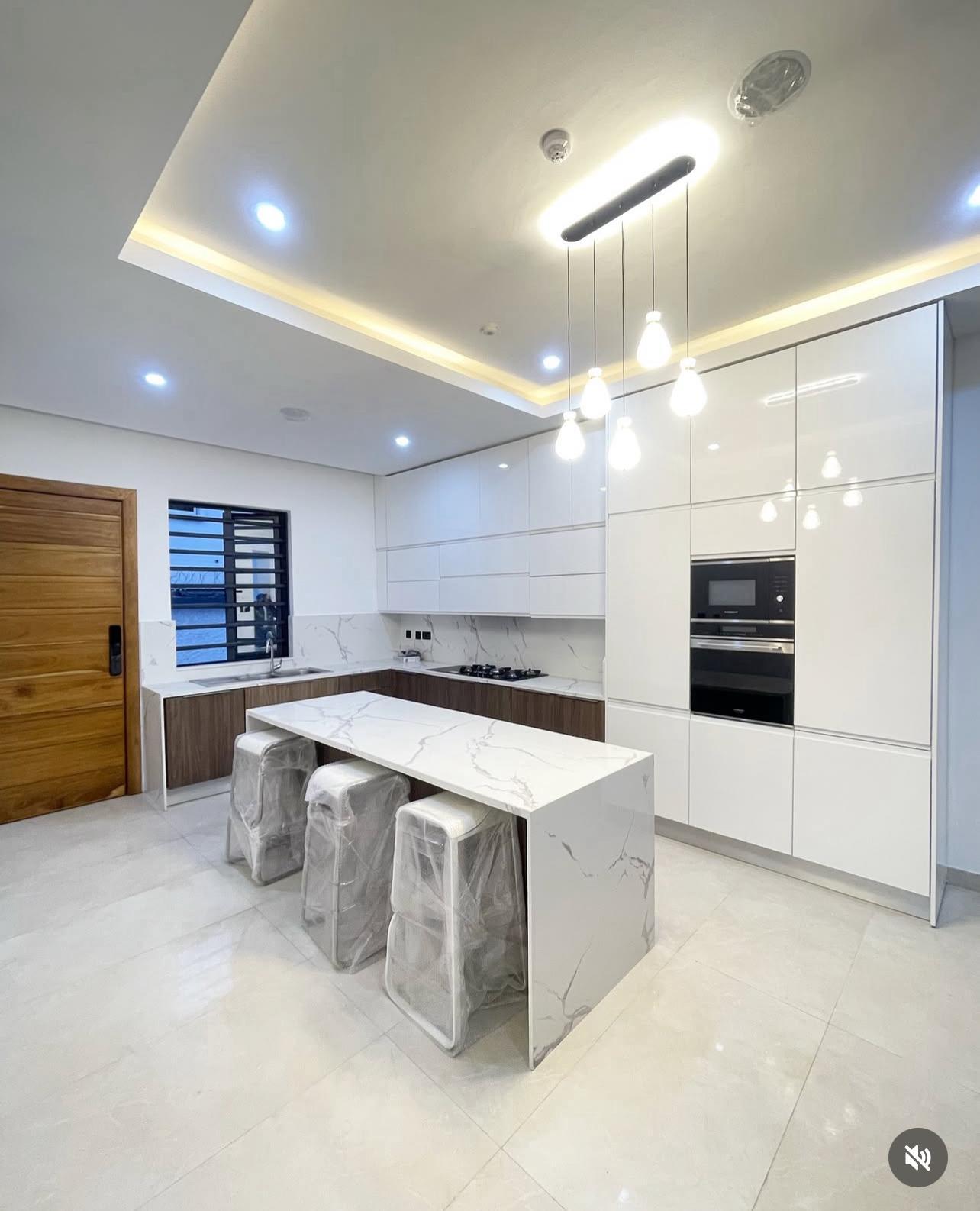 LUXURY 5BEDROOM FULLY DETACHED DUPLEX FOR SALE