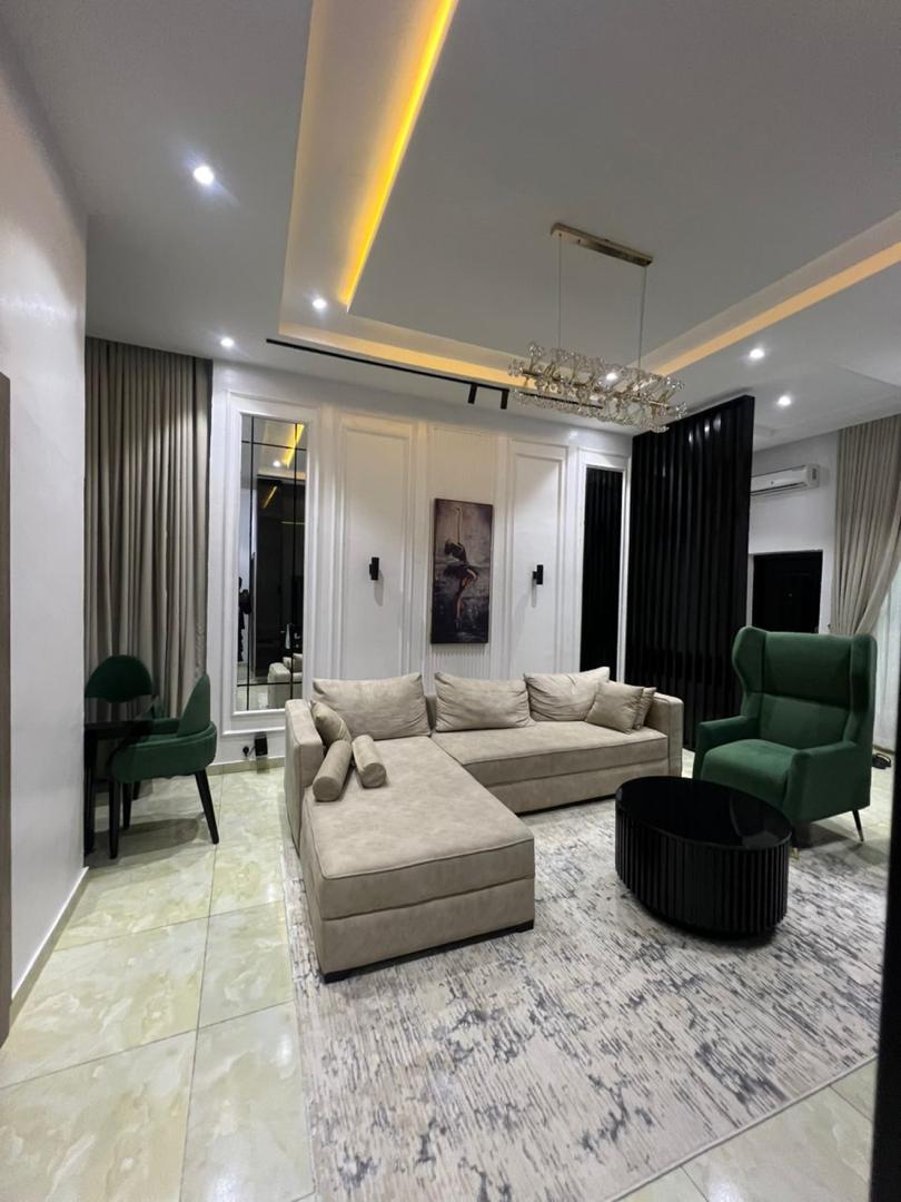 3BEDROOM FULLY FURNISHED SERVICED APARTMENT FOR RENT