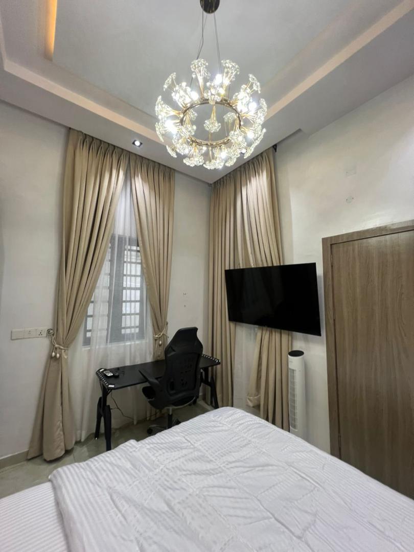 3BEDROOM FULLY FURNISHED SERVICED APARTMENT FOR RENT