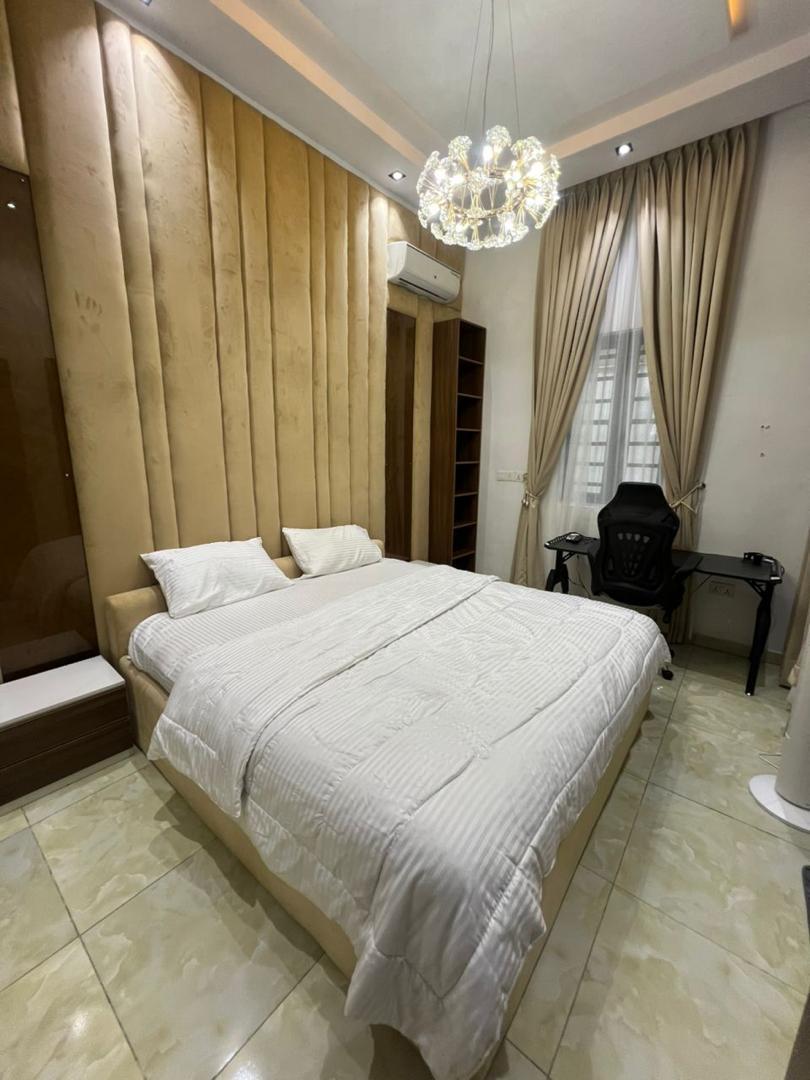 3BEDROOM FULLY FURNISHED SERVICED APARTMENT FOR RENT
