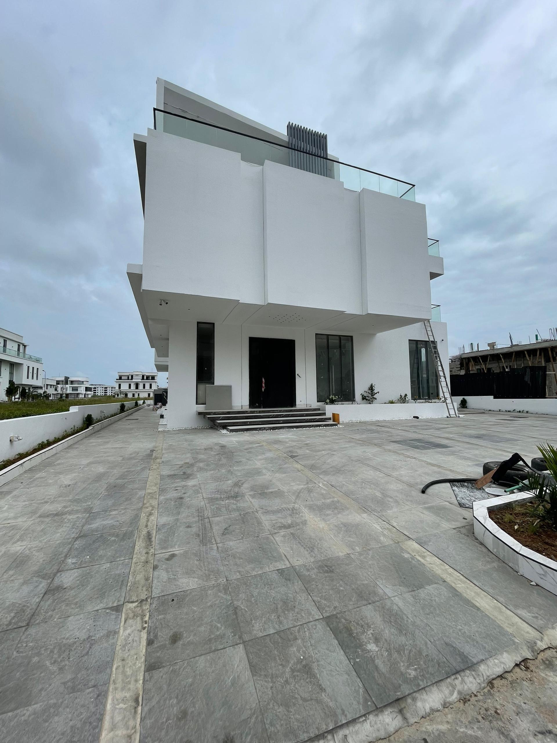 LUXURY 5BEDROOM FULLY DETACHED DUPLEX FOR SALE