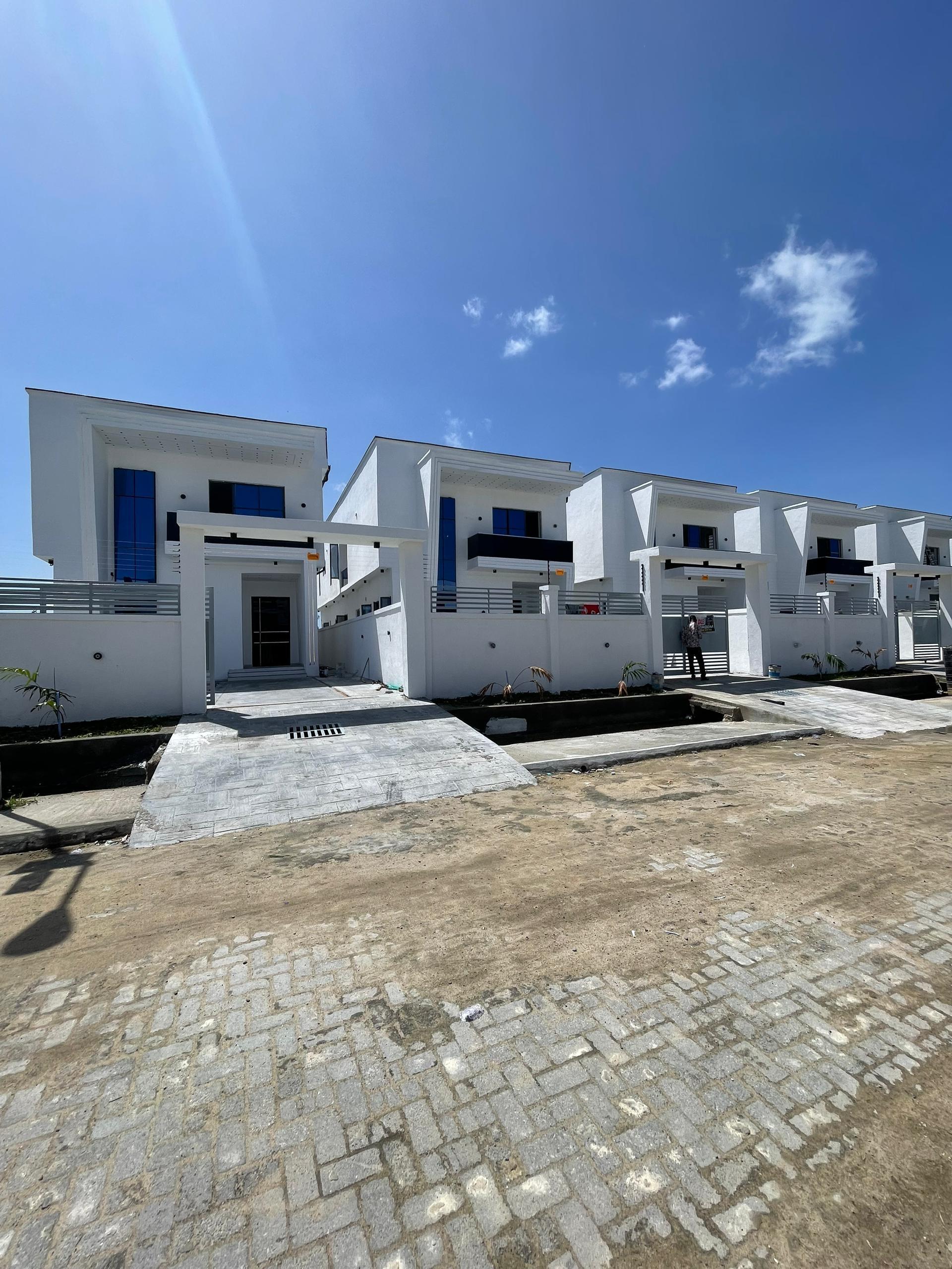 5BEDROOM FULLY DETACHED DUPLEX FOR SALE